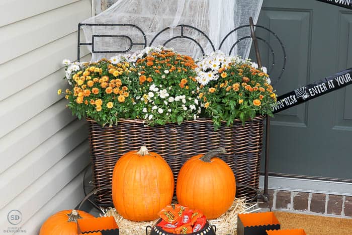 Easy Outdoor Halloween Decorations for your Porch