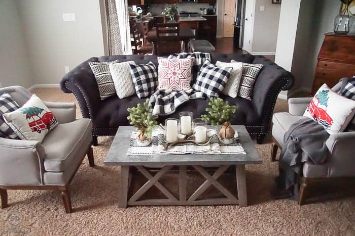 Farmhouse Christmas Decorations that are easy and inexpensive