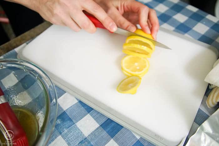 cut lemons in thin slices
