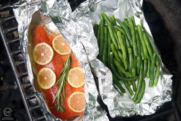 cook salmon in foil and green beans in foil
