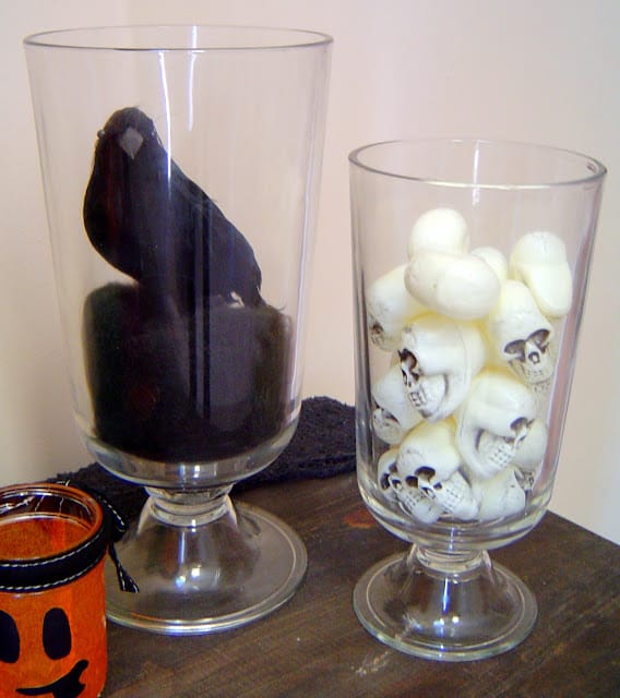 Crow+and+Skulls+in+Vases1 | Crow and Skulls | 25 |